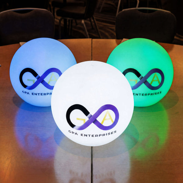 Personaliseerbare ronde LED lichtbak, verlichte reclame staande display uithangbord met logo of merk voor conferentie, evenement, show, reclamezuil