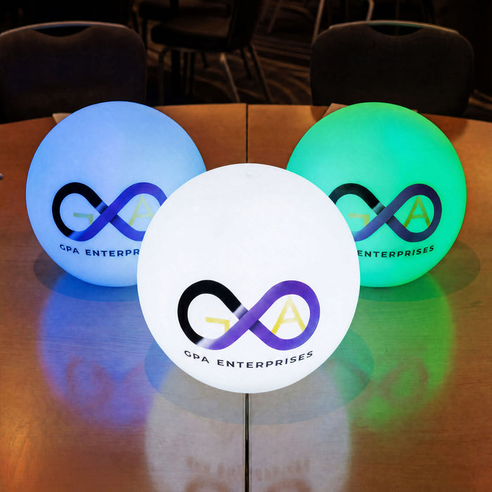 Personaliseerbare ronde LED lichtbak, verlichte reclame staande display uithangbord met logo of merk voor conferentie, evenement, show, reclamezuil