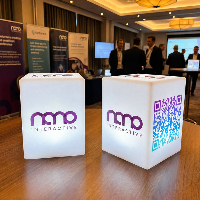 Op maat gemaakte reclameverlichting met logo of merk, op maat gemaakte lichtbak, lichtgevend uithangbord evenement, conferentie, beurs, expo, show