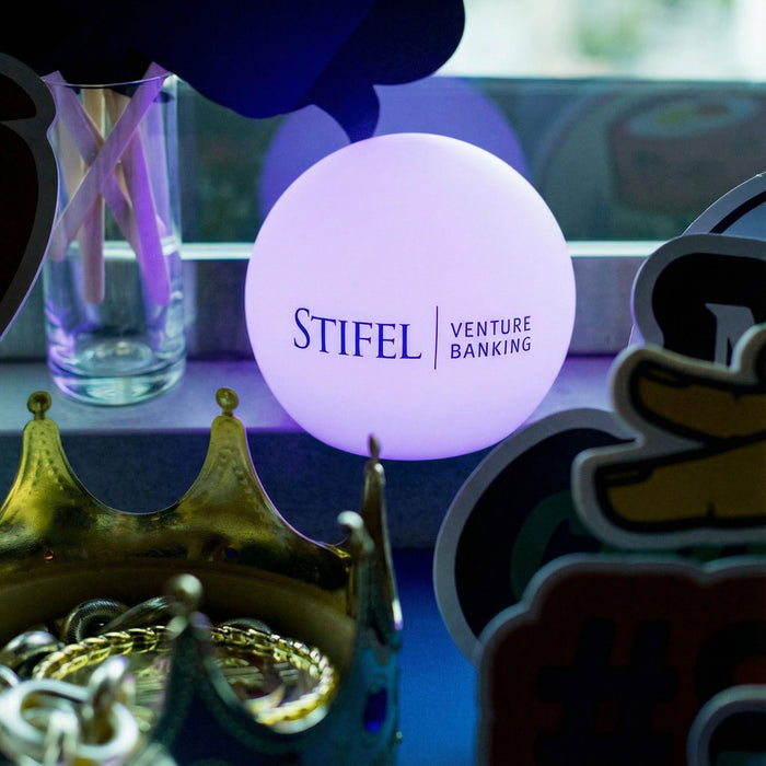 Gepersonaliseerde LED Bol Tafellamp, Draadloze tafelverlichting, Lichtbak met Logo