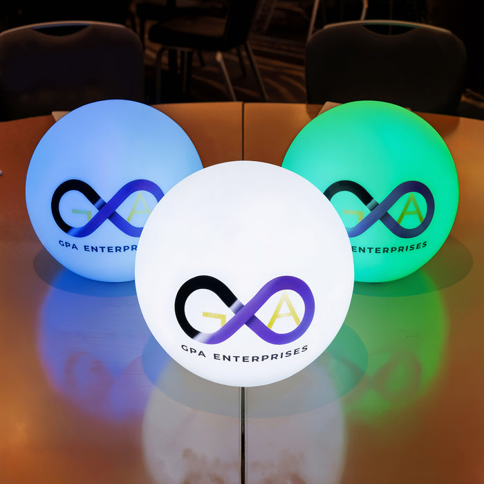 Personaliseerbare ronde LED lichtbak, verlichte reclame staande display uithangbord met logo of merk voor conferentie, evenement, show, reclamezuil