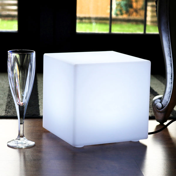 Netvoeding LED Tafellamp, 20cm Kubus, Uitgevoerd Met E27 Lamp Wit