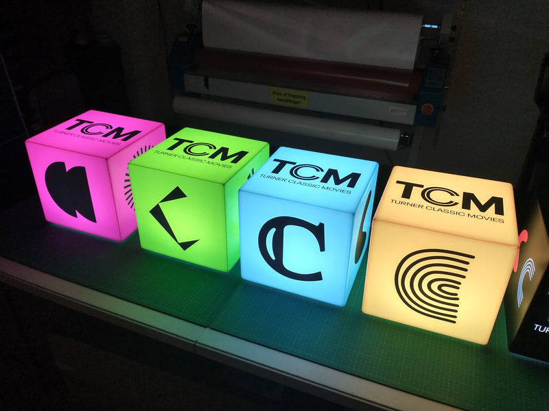 Op maat gemaakte lichtbak met logo, LED kubus met merk, stoel tafel kruk, achtergrondverlichting, display bord voor evenementen, Expo, Trade Show